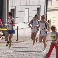 Trojka ŠD Nanos prihaja na tretje mesto. Uroš Vodopivec se razgleduje na desno, David Curk preverja, ali so zasledovalci na varni oddaljenosti, Marko Tratnik pa se ne pusti motiti.