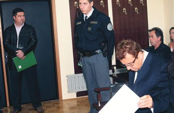Srečko Prijatelj s sodnico Orjano Trunk še ne bo zamenjal vlog. Sodnica, ki ji je državni zbor podelil imuniteto,  bo Prijatelju, Robertu Časarju (prvi z leve) in Marjanu Mikužu (za Prijateljem) začela soditi konec maja.