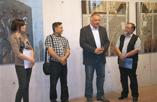 Azad Karim (drugi z leve) je s svojo pripovedjo o Kurdistanu v Idriji toplo sprejet