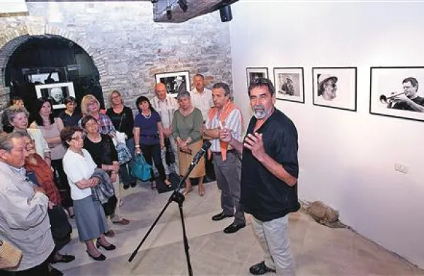  L'oro di Isola (Zlato Izole) je naslov fotografske razstave Remigia Grižoniča
