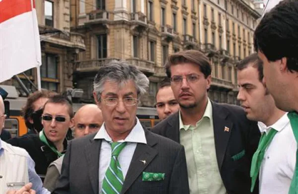 Italijansko tožilstvo je danes uvedlo preiskavo proti Umbertu Bossiju, ustanovitelju Severne lige in dolgoletnemu zavezniku prejšnjega italijanskega premiera Silvia Berlusconija
