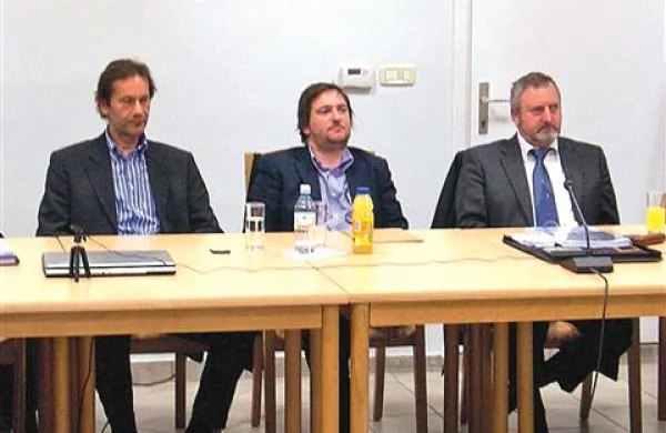  Direktor južnoprimorske RRA Giuliano Nemarnik (prvi z leve) in direktor notranjsko-kraške RRA  Boštjan Požar (drugi z leve) sta lani predstavila bistriškemu občinskemu svetu finančni shemi obeh agencij.  Takrat so se svetniki  odločili za prestop k prvemu. Župan Emil Rojc te odločitve, kot kaže, kljub pozivom gospodarstvenikov ne bo spreminjal.