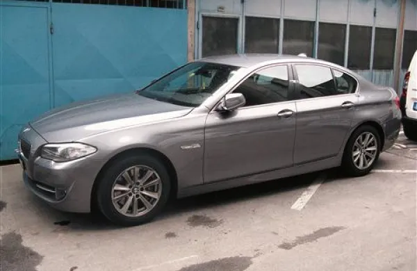 35-letni domnevni naročnik pošiljke orožja se je po Gorenjski vozil s srebrnim BMW-jem, za njim pa sta se v audiju Q7 peljala še njegova varnostnika