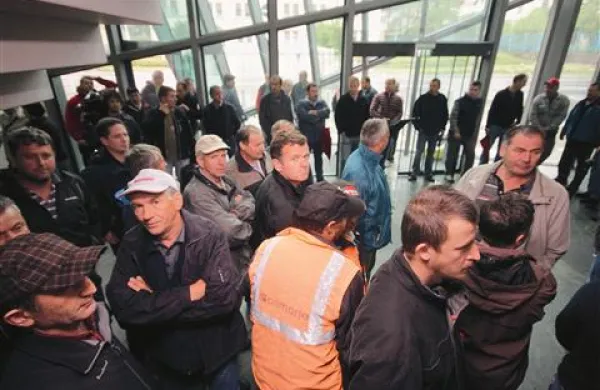 Stavkajoči delavci so včeraj za kratek čas obiskali tudi upravno stavbo Primorja