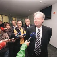 Julian C. Frost III v Ajdovščini na vprašanja novinarjev ni odgovarjal