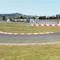  Te dni naj bi s steze za gokart naposled odstranili inšpektorske pečate