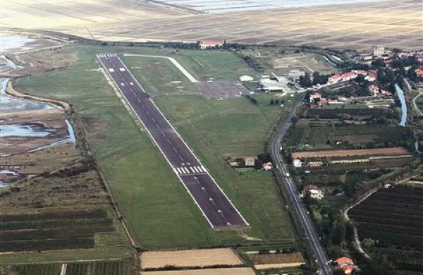 Prizadevanja za podaljšanje letališke steze za 200 metrov, ki je bistveno za razvoj letališča, se (še) niso uresničila