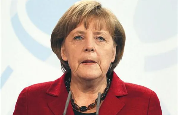 Nemška kanclerka Angela Merkel (na fotografiji) in EU po besedah   Aleksisa Ciprasa  “igrata poker z življenji ljudi v Evropi” 