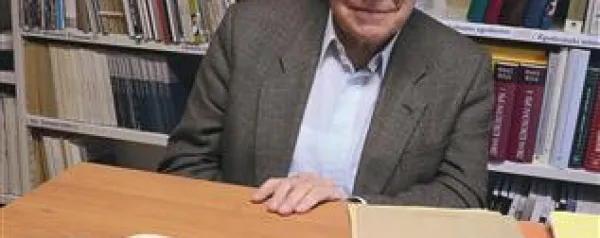 Dr. Branko Marušič. Na mizi levo prva izdaja Vivantejevega Jadranskega iredentizma (iz osebne knjižnice dr. Henrika Tume), levo pa njegov slovenski prevod, ki je kot podlistek izhajal v tržaškem Primorskem dnevniku leta 1949 