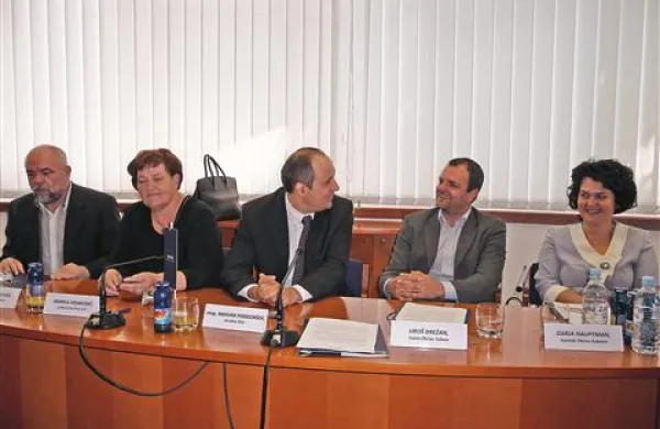 Kraš so s podpisom sporazuma iz Posočja pospremili (z leve): Siniša Germovšek, Marica Vidaković, Marjan Podgoršek, Uroš Brežan in Darja Hauptman   