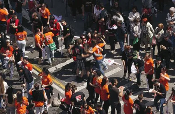 Točno opoldne je približno 8000 dijakov in dijakinj v Ljubljani v okviru letošnje maturantske parade zaplesalo četvorko