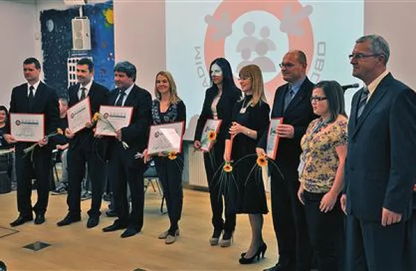 Sežanski župan Davorin Terčon (tretji z leve) je bil edini primorski župan, ki je včeraj skupaj s še šestimi župani prejel priznanje Mladim prijazna občina. Podelila sta jim ga predsednica Mladinskega sveta Ajdovščina Helena Harej in predsednik Skupnosti občin Slovenije Leopold Kremžar.