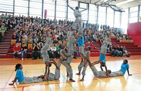 Tako so mladi  Afričani včeraj nastopili pred sežanskimi srednješolci