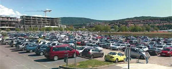 Parkirišče za koprsko tržnico je tipičen primer izgubljene priložnosti, kako z ozelenitvijo oplemenititi prostor