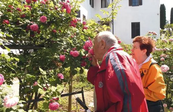 Bogat vrt burbonk so obiskali tudi člani in članice Društva slepih in slabovidnih