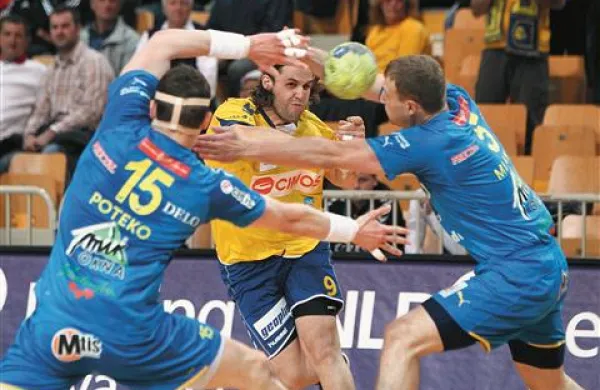 Celjani nameravajo Koprčanom zapreti vrata v elito, Dean Bombač (v sredini) potuje v Celje, njegov nastop pa je vprašljiv