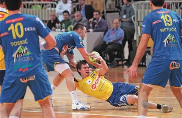 Celjani (v modrem) so Koprčane zaustavili v ključni tekmi za uvrstitev v ligo prvakov