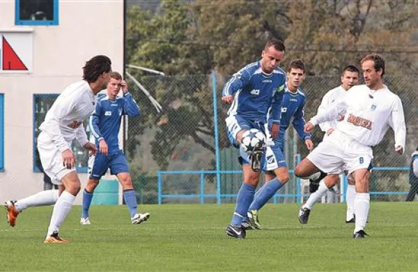 Pomočnik trenerja Izole Miro Stampfer (v belem) je pripravil drugi gol