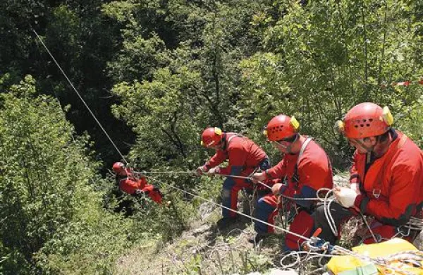 Posebna skupina je vzdrževala stik med reševalci v jami in zunanjim štabom