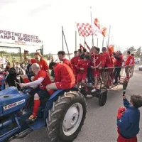 Igralci “Reala” iz Repna pred igriščem na zdaj že znamenitem traktorju