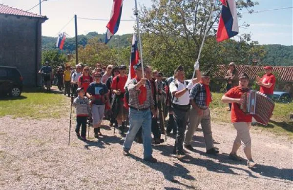 Prihod udeležencev pohoda Vatovlje-Kozjane na prizorišče slovesnosti