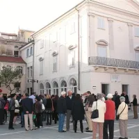 Odprtje prenovljene galerije je privabilo množico radovednežev