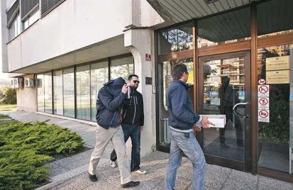 Koprčan se je pred koprskim sodiščem skrival pred fotografskim objektivom