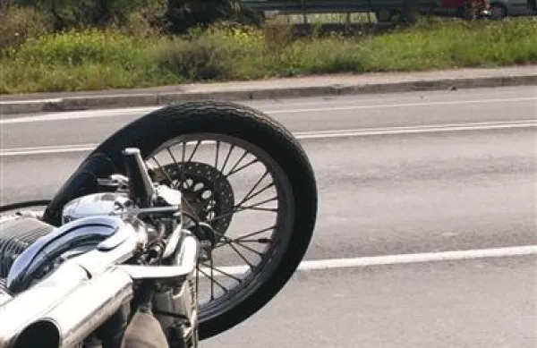 Motorist se je v nesreči predvidoma hudo poškodoval. Fotografija je simbolična
