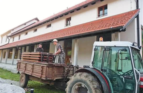 Domačini se s kmetijsko zadrugo pogovarjajo, kaj ponujati v obnovljeni stari šoli 