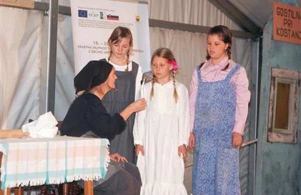 S ponudbo domačih jedi in programom, v katerem je  navdušila veseloigra  o tradiciji pridelave špargljev v vasi,   se je začel projekt Orehovlje, vrt Goriške