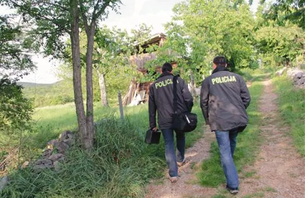 Kriminalisti na poti proti Trampuževi baraki