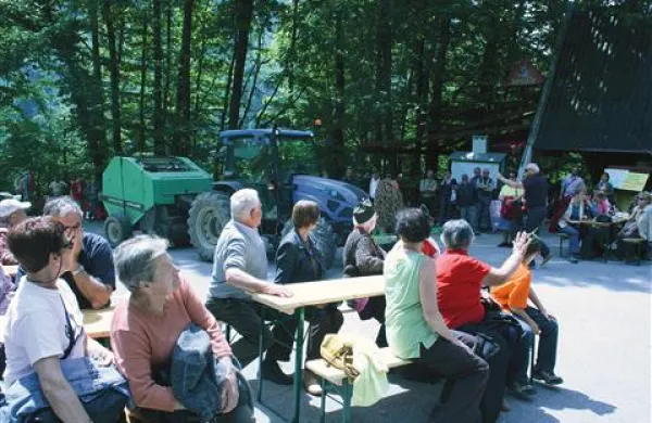 Traktor, ki je zapeljal naravnost na slovesnost,  je razhudil kar precej obiskovalcev 