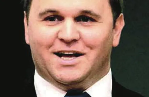 Davčna uprava (Durs) je v inšpekcijskem nadzoru nad Matejem Raščanom ugotovila, da je v obdobju štirih let, ko se je dokopal do lastništva  družbe Delo Revije, porabil skoraj štiri milijone evrov več denarja, kot ga je uradno zaslužil