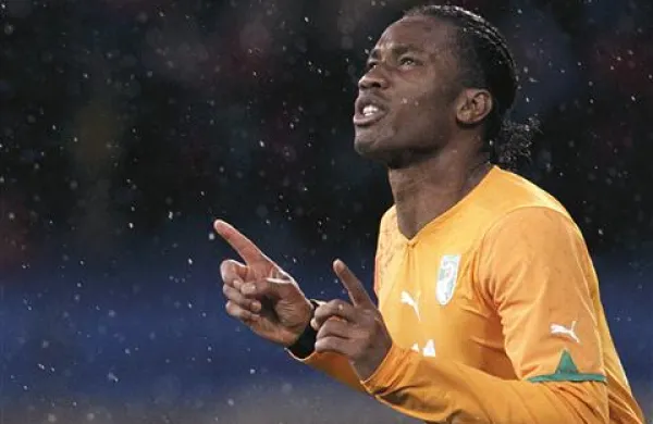 Le nekaj dni po zgodovinskem slavju nogometašev Chelseaja v finalu lige prvakov, ko so po streljanju enajstmetrovk premagali Bayern München, je strelec odločilnega gola Didier Drogba svojim soigralcem pri angleškem moštvu sporočil, da ob koncu sezone odhaja