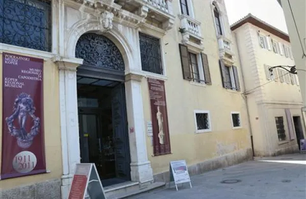 V koprskem Pokrajinskem muzeju bodo drevi ob 19. uri odprli razstavo slik arhitekta in slikarja Jurija Kobeta Akrili - Metamorfoze