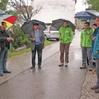  Zdaj prav vsi lastniki zemljišč soglašajo s trasami kanalov, po katerih bo v dolino odtekala deževnica z obeh cest na Rebrnicah 