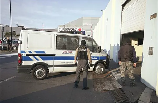 V petek so večnega ubežnika Matjaža Trampuža v spremstvu oboroženih in zamaskiranih kriminalistov pripeljali v naš najbolj varovan zapor