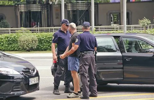 Eden od šesterice obtoženih, ki so jih po aretaciji v začetku julija lani privedli k novogoriškemu  preiskovalnemu sodniku