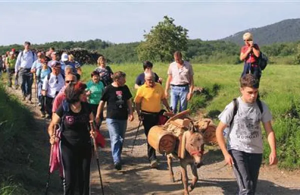 200 pohodnikov se je z osličkom Sivkom podalo na pot, obogateno s pisanim zabavnim in etnološkim dogajanjem