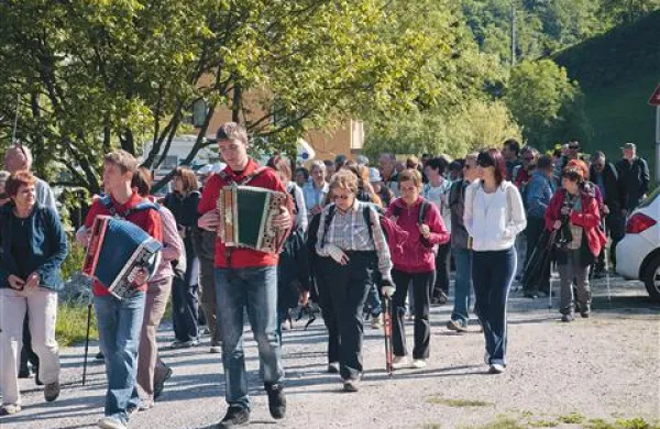 Na že  12. pohod po Kosmačevi poti od Trebuše do Tolmina se je odpravilo rekordnih  300 udeležencev