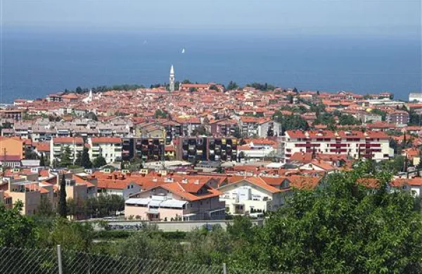 Najemnike za  kadrovska stanovanja iščejo z javnim razpisom le v Izoli, v Kopru in Piranu pa na pobudo župana