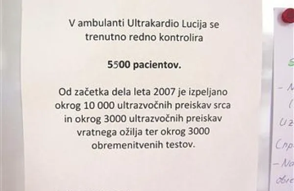 Napis na oglasni deski v ambulanti dr. Grujića v Luciji