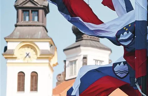 Organizacija za ekonomsko sodelovanje in razvoj  je napovedala, da se bo slovensko gospodarstvo letos skrčilo za dva odstotka, leta 2013 pa za 0,4 odstotka