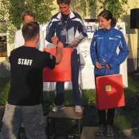 Najhitrejšim (Sergeja Lipušček, Kristina Bele, Monika Bajc) nagrade izroča vodja tekmovanja Bogdan Bošnjak