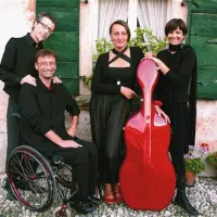 Jutri zvečer bodo  ob 21. uri na vrtu koprske italijanske skupnosti Circolo nastopili zamejska etno - folk zasedba Zuf de Žur in kantavtorica Ksenija Jus. Koncert  nastaja kot plod   tesnega sodelovanje Primorskih novic s Skupnostjo Italijanov Santorio Santorio iz Kopra ter s slovenskim  in italijanskim  programom Radia Koper, ki ga bo tudi posnel. Že v petek ga bodo  na svojih frekvencah frekvencah predvajali Radio  Koper in Radio Capodistria, Radio Slovenija in Radio Pula.