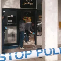 Neznani vlomilci so povsem spraznili police portoroške trgovine. Pustili so le nekaj oblačil.