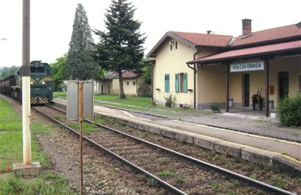 Na železniški postaji v Volčji Dragi je tovorni vlak povozil mlajšega moškega,