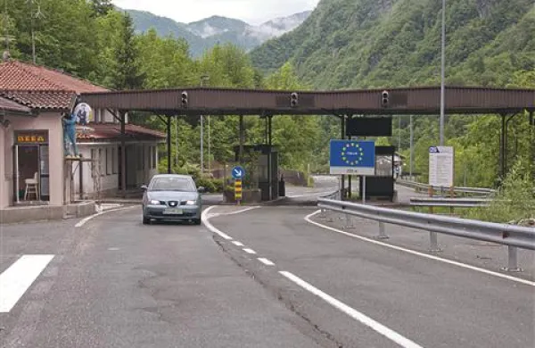 Manjši objekt bo Kavčič preuredil  v gostilno, večji z nekdanjimi pisarnami  za mejno policijo in carino pa ostaja v državni lasti in za zdaj prazen