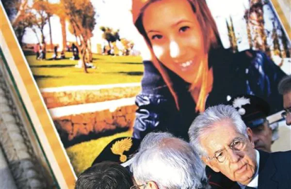Mario Monti pod fotografijo 16-letne dijakinje, ki je bila ubita v soboto pred poklicno šolo v Brindisiju