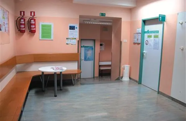 Čakalnica pediatrične ambulante v koprskem ZD je bila včeraj popoldne prazna ...